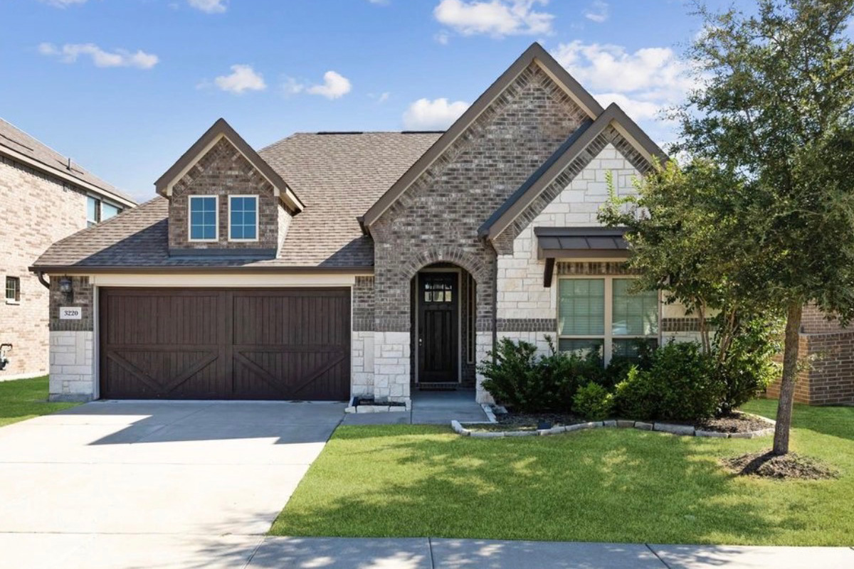 Driveway with cars and clutter before object removal